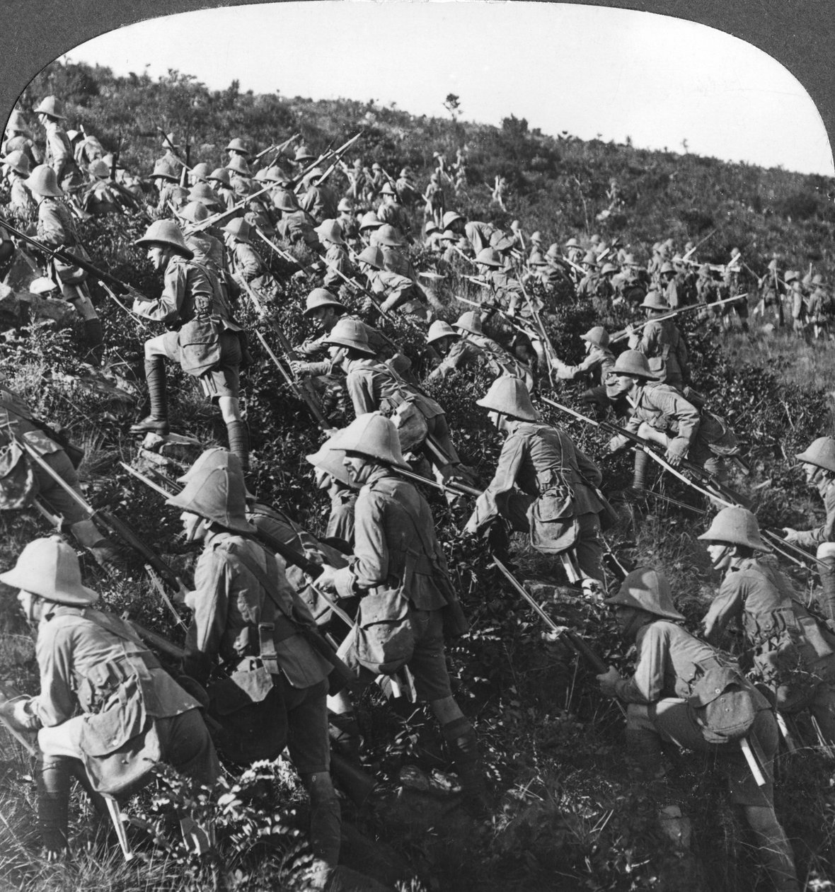 De fortsätter, våra truppers sanna tjurhundsrus vid Gallipoli, Turkiet, första världskriget, 1915 av Realistic Travels Publishers