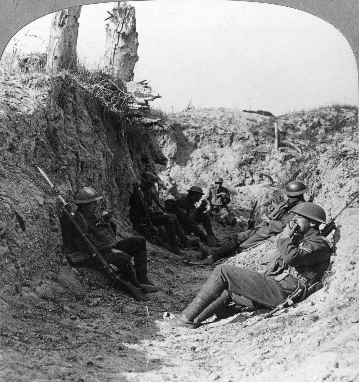 Trupper som väntar i ett skyttegrav nära Arras, Frankrike, första världskriget, c1914-c1918. av Realistic Travels Publishers