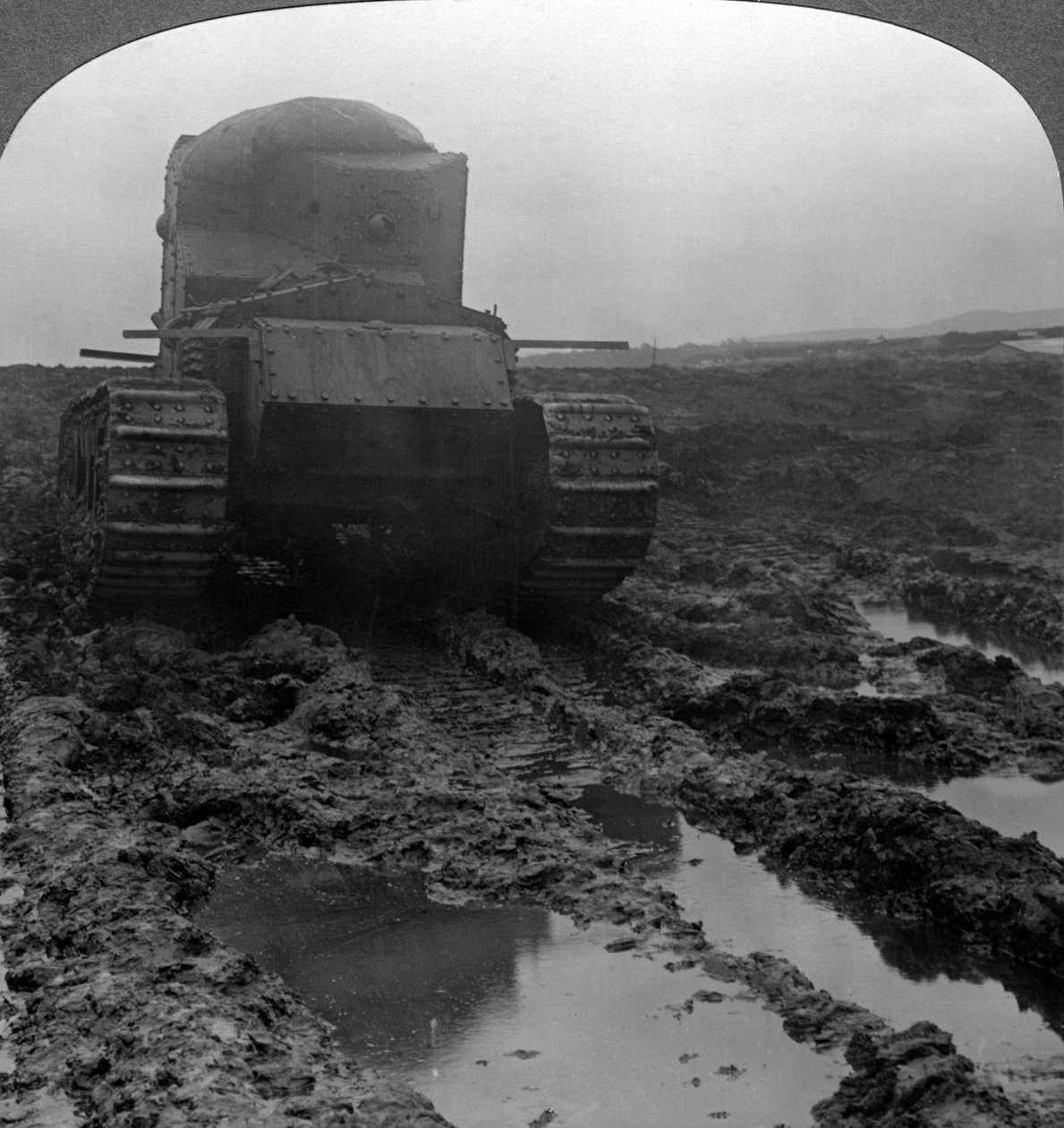 Whippet tank på ett lerigt slagfält, Morcourt, Frankrike, första världskriget, 1918. av Realistic Travels Publishers
