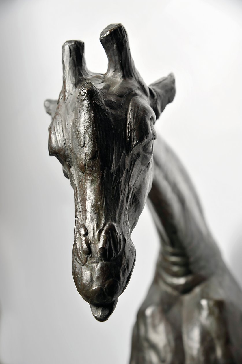 Stor giraff med sänkt huvud, modellerad 1909-10, gjuten före 1913 (brons) (se även 3084917-43) av Rembrandt Bugatti