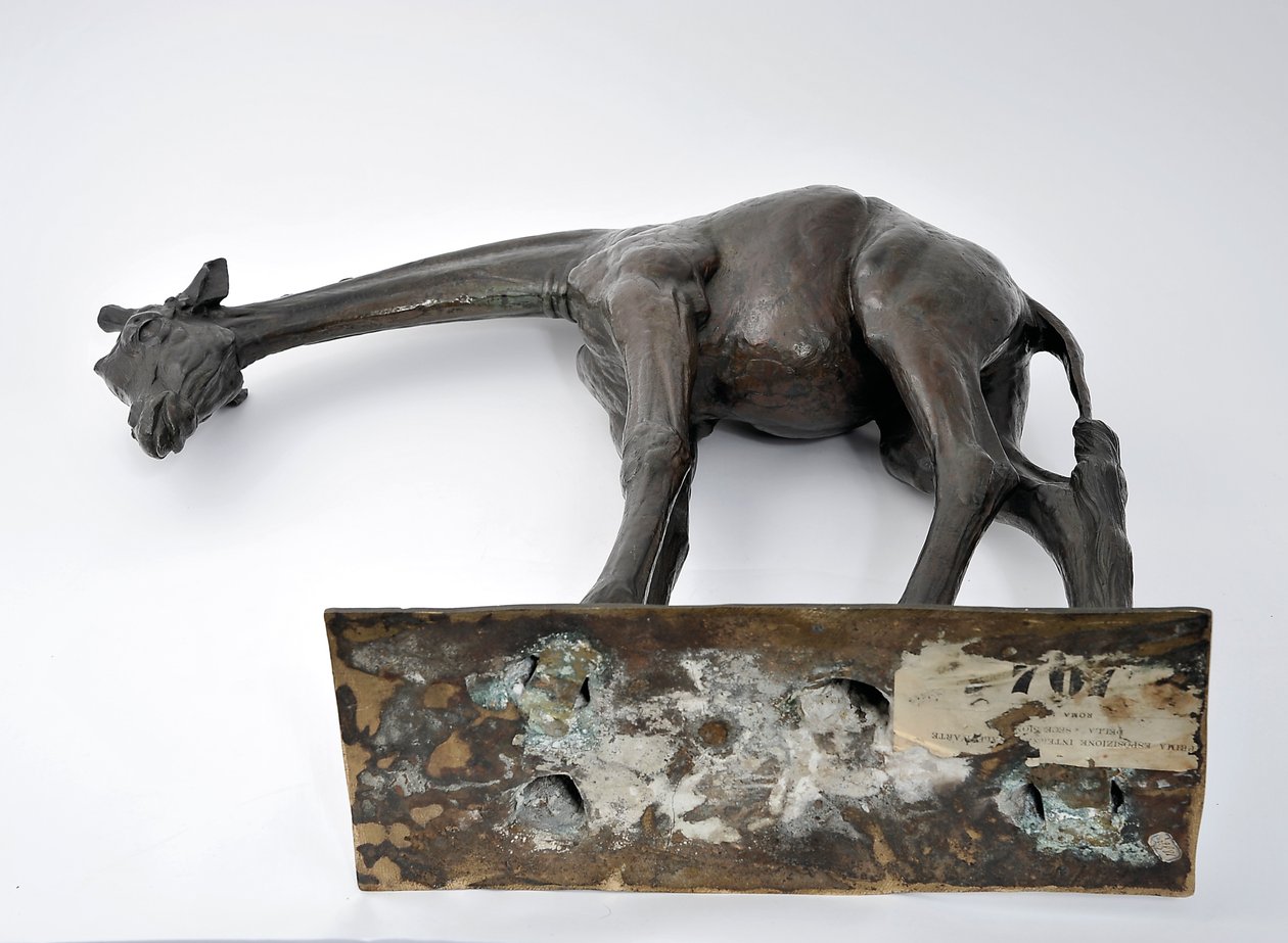 Stor giraff med sänkt huvud, modellerad 1909-10, gjuten före 1913 (brons) (se även 3084917-43) av Rembrandt Bugatti
