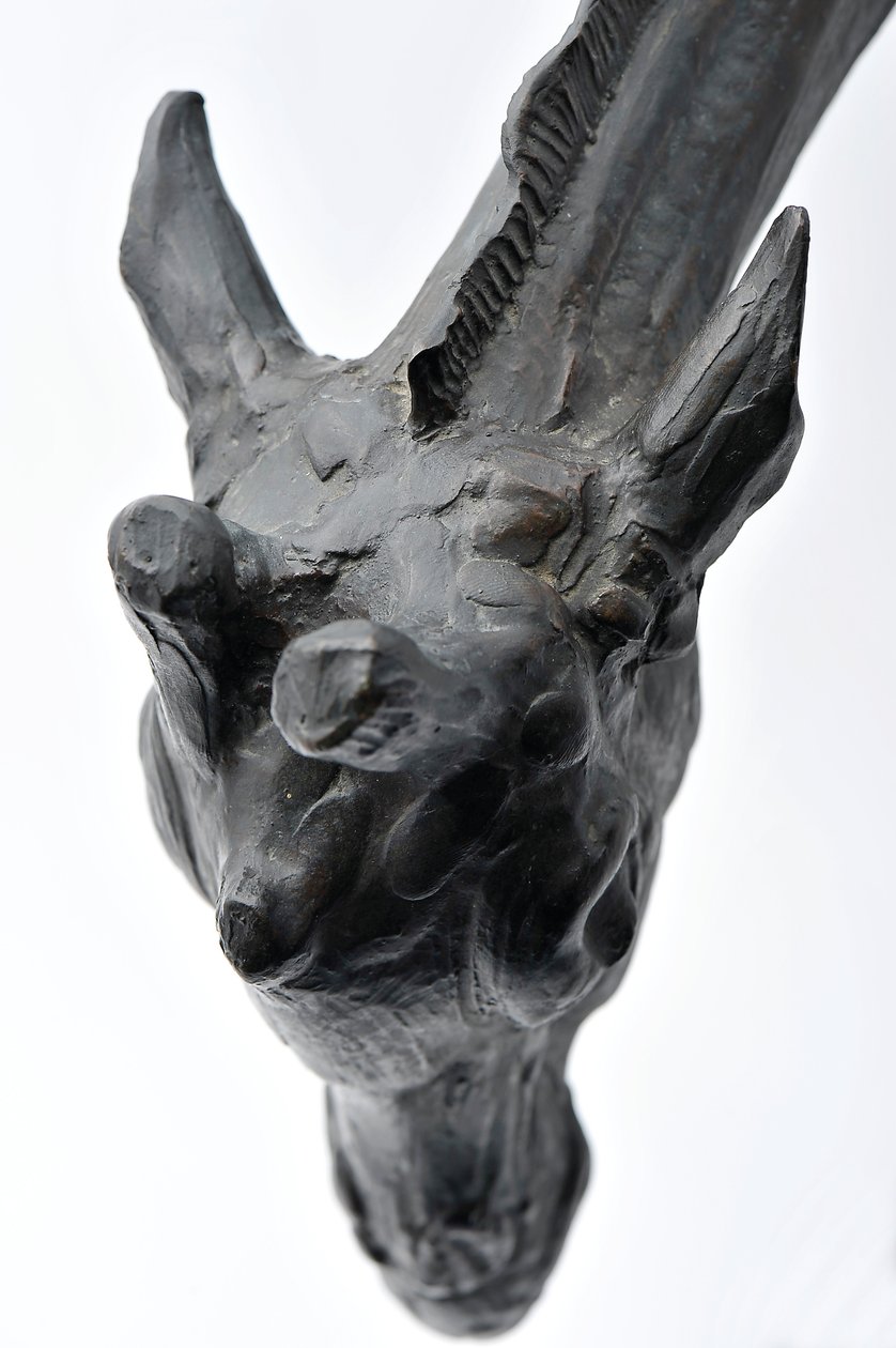 Stor giraff med sänkt huvud, modellerad 1909-10, gjuten före 1913 (brons) (se även 3084917-43) av Rembrandt Bugatti