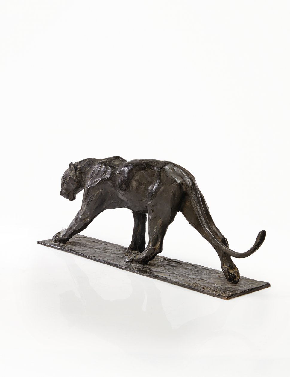 Panther walking, bakre ben höjt, ca 1904 (patinerad brons) av Rembrandt Bugatti