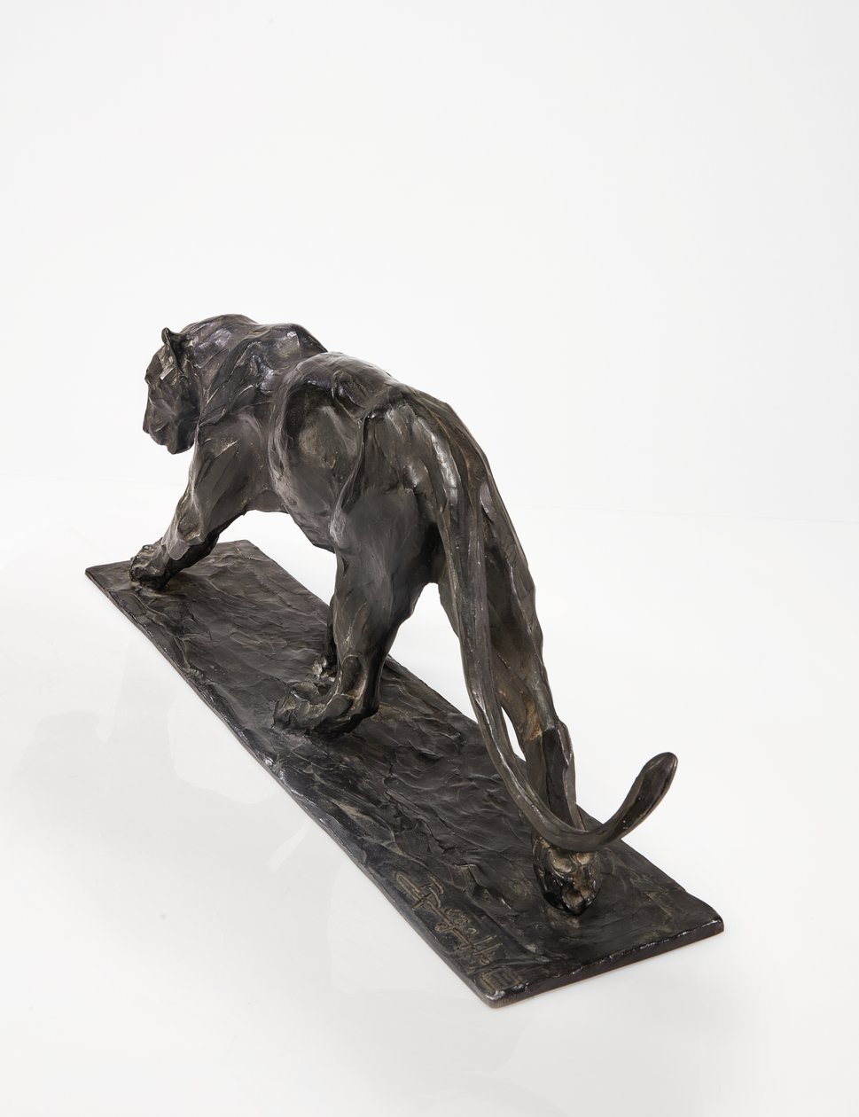 Panther walking, bakre ben höjt, ca 1904 (patinerad brons) av Rembrandt Bugatti
