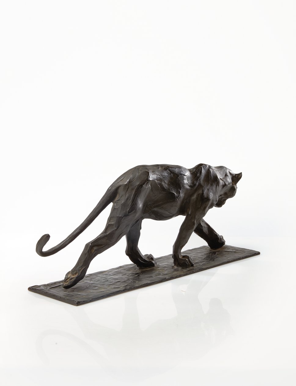 Panther walking, bakre ben höjt, ca 1904 (patinerad brons) av Rembrandt Bugatti