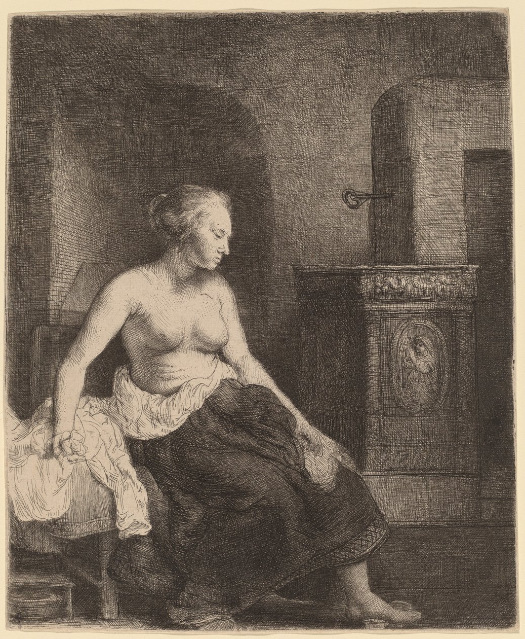 Kvinna som sitter halvklädd bredvid en spis av Rembrandt van Rijn
