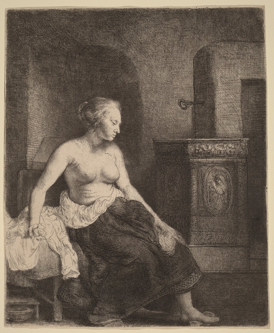 Kvinna som sitter halvklädd bredvid en kamin av Rembrandt van Rijn