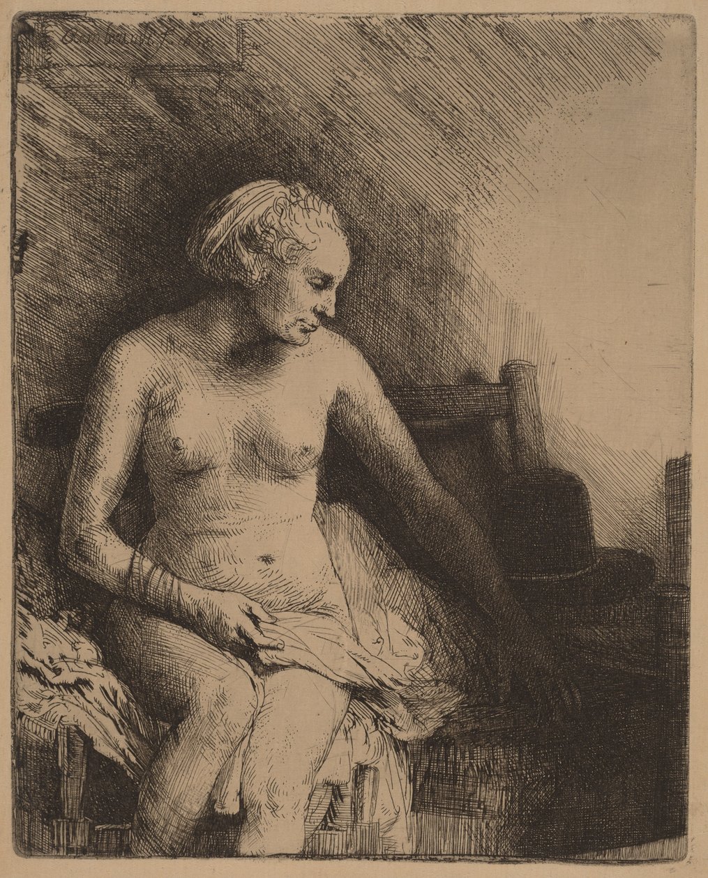 Kvinna vid badkaret med en hatt bredvid sig av Rembrandt van Rijn