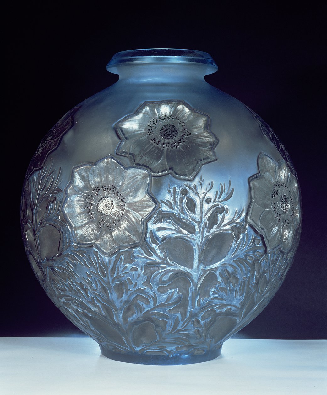 Anemones vas, 1913 (blekblått och frostat glas) av Rene Jules Lalique