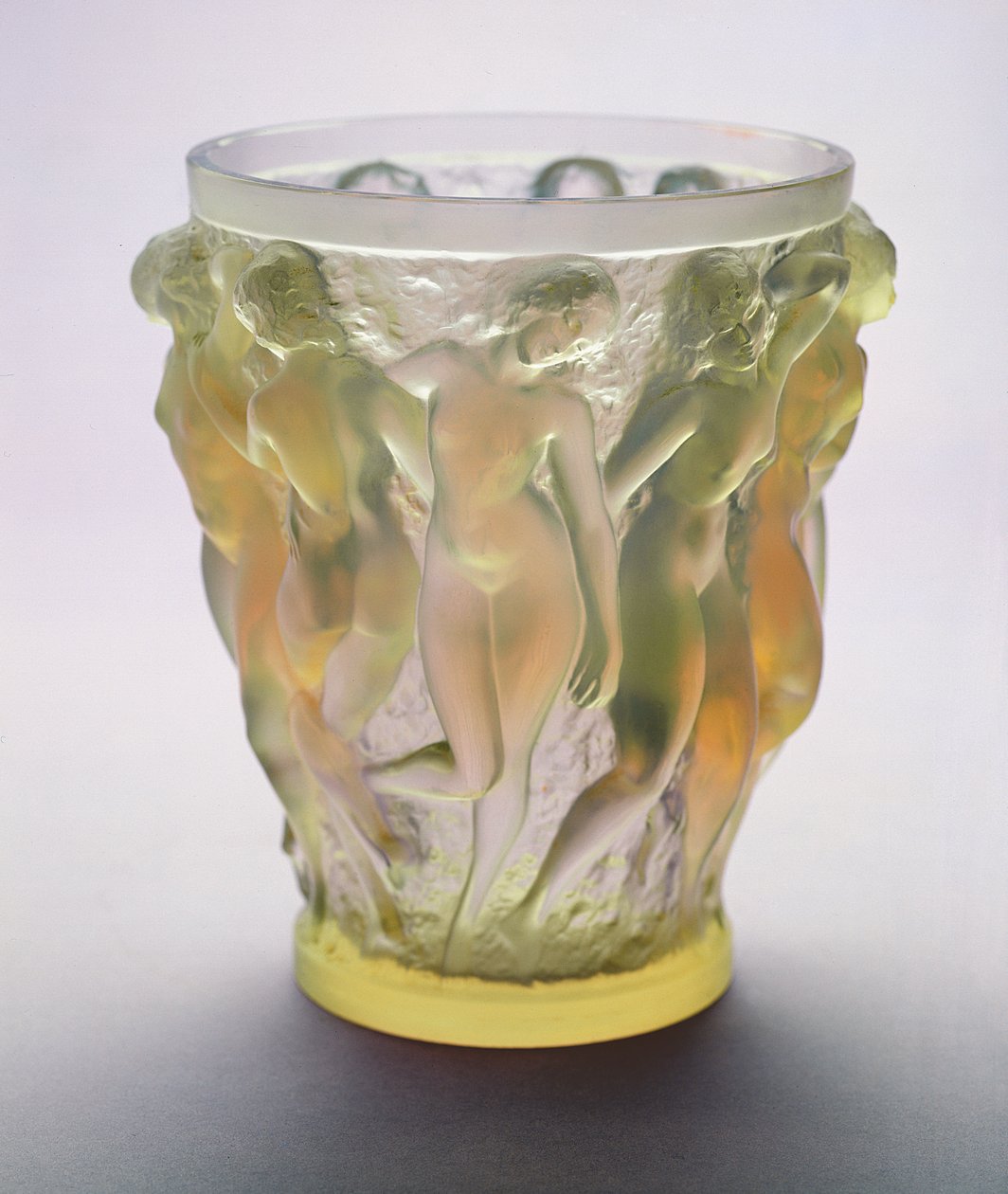 "Bacchantes", en opalescerande vas med en fris med dansande kvinnor (glas) av Rene Jules Lalique