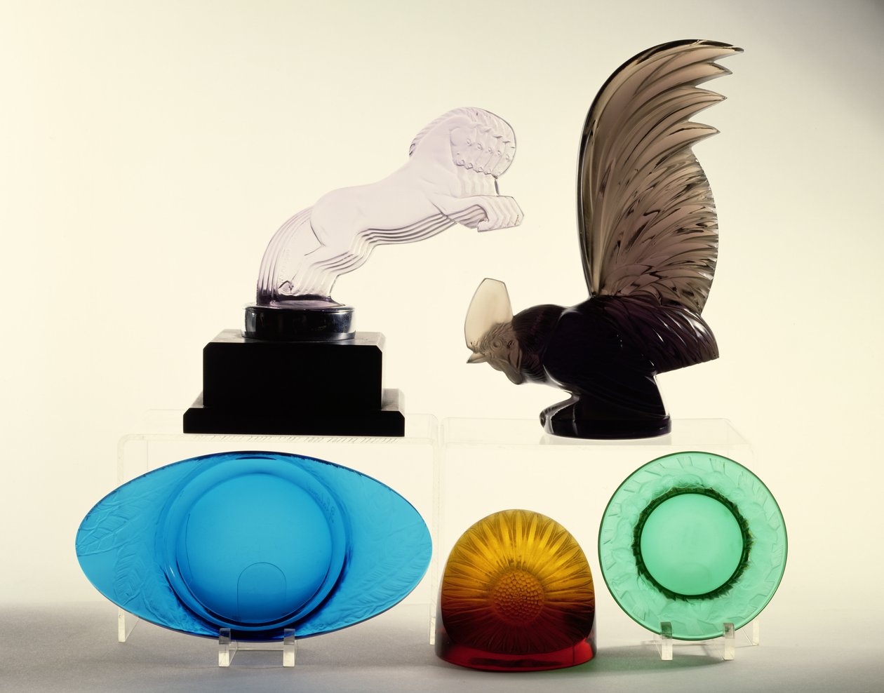 Bilmasker, askkoppar och en brevpress (glas) av Rene Jules Lalique
