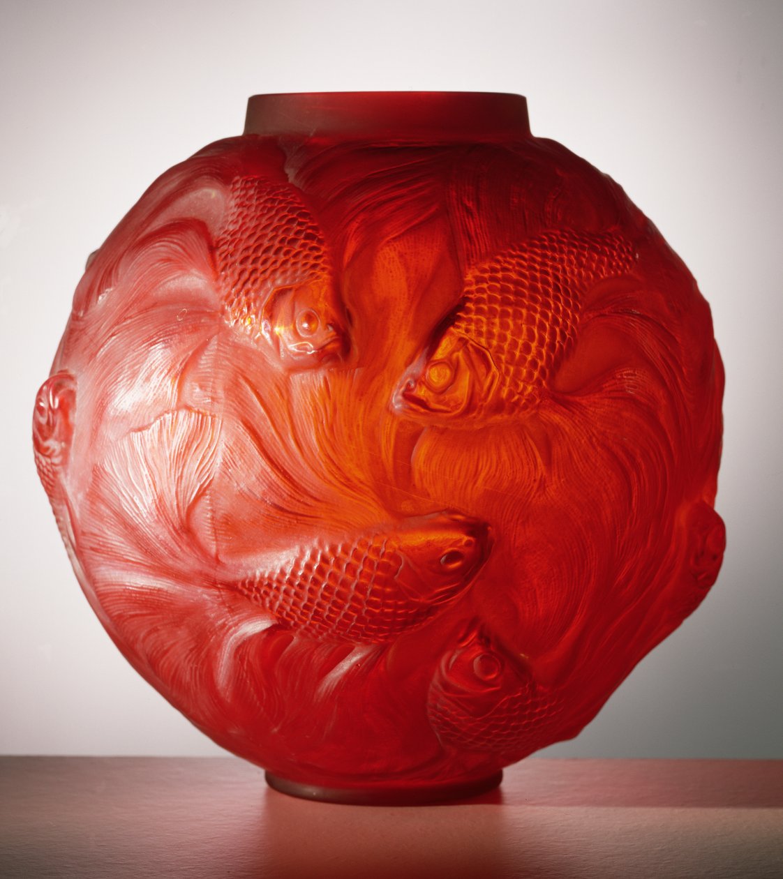 Formosa vas, 1924 (rött frostat glas) av Rene Jules Lalique