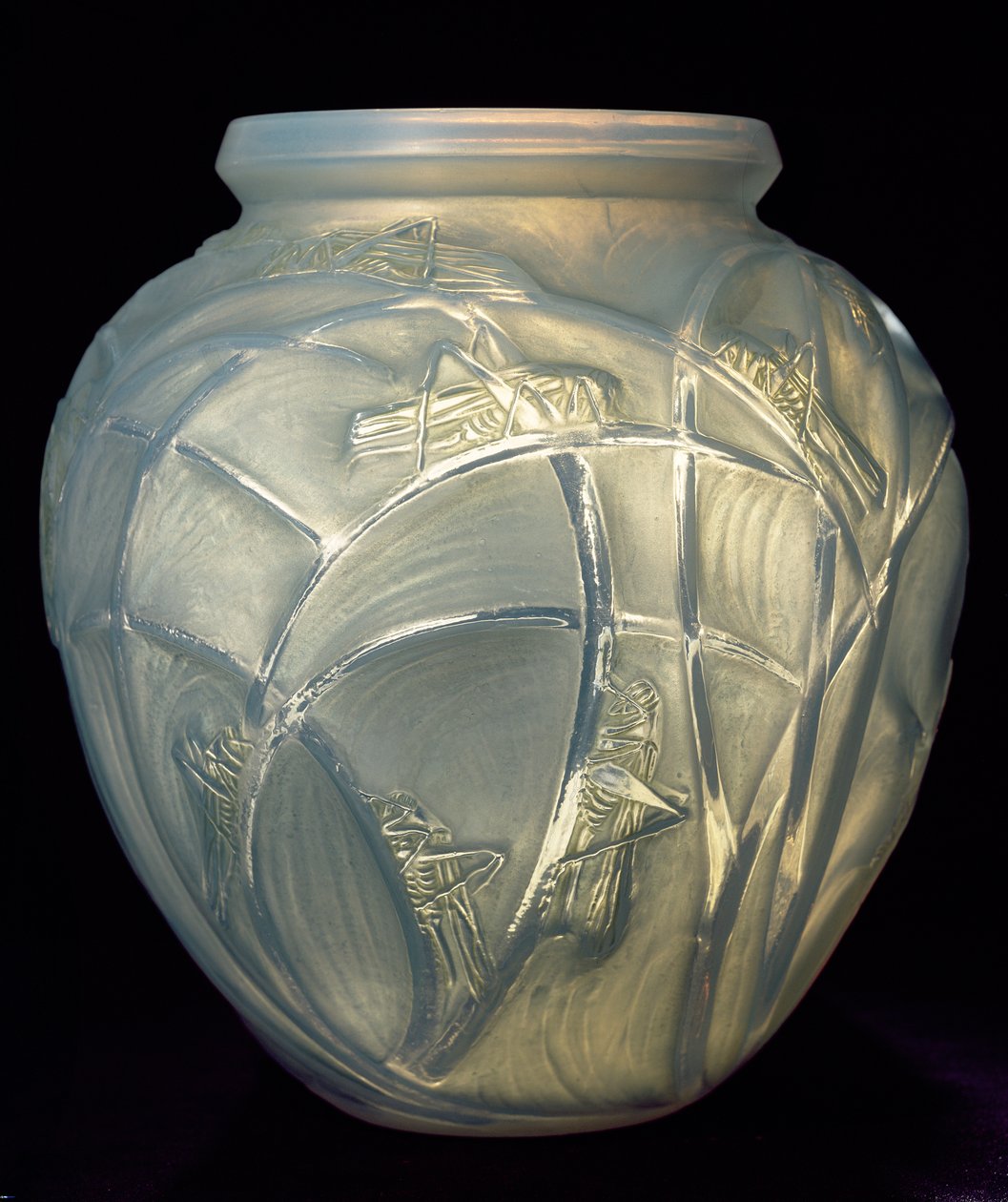 Gräshoppor, 1913 (blått opaliserande glas) av Rene Jules Lalique