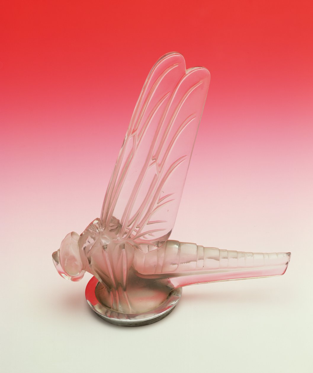 Lalique bilmaskot av en trollslända med öppna vingar av Rene Jules Lalique