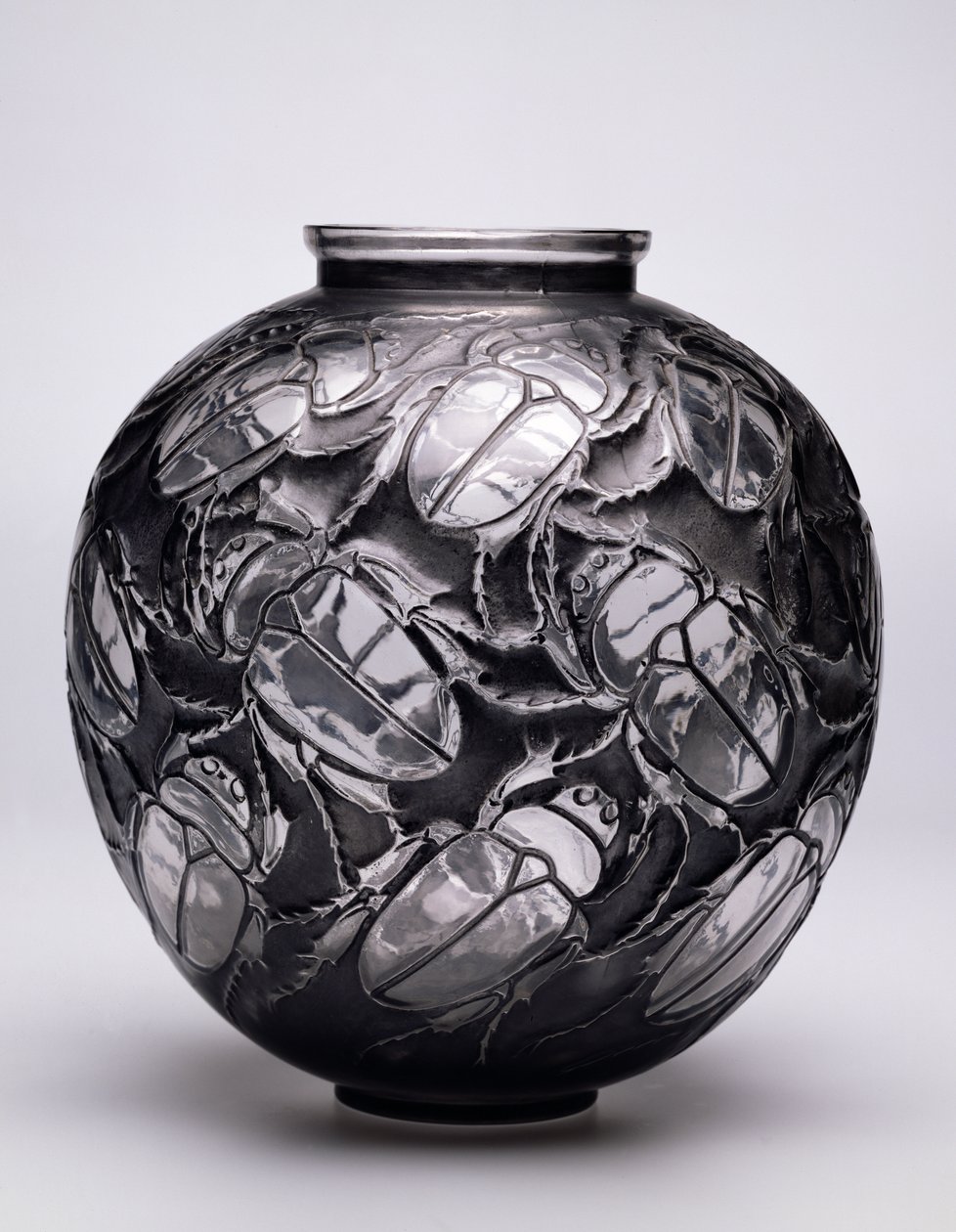 Stor skarabévas, 1923 (svart patina och formblåst glas) av Rene Jules Lalique