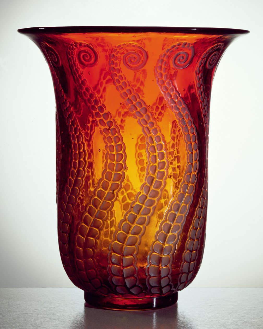 Medusa vas, 1921 (mörkt bärnstensfärgat glas) av Rene Jules Lalique