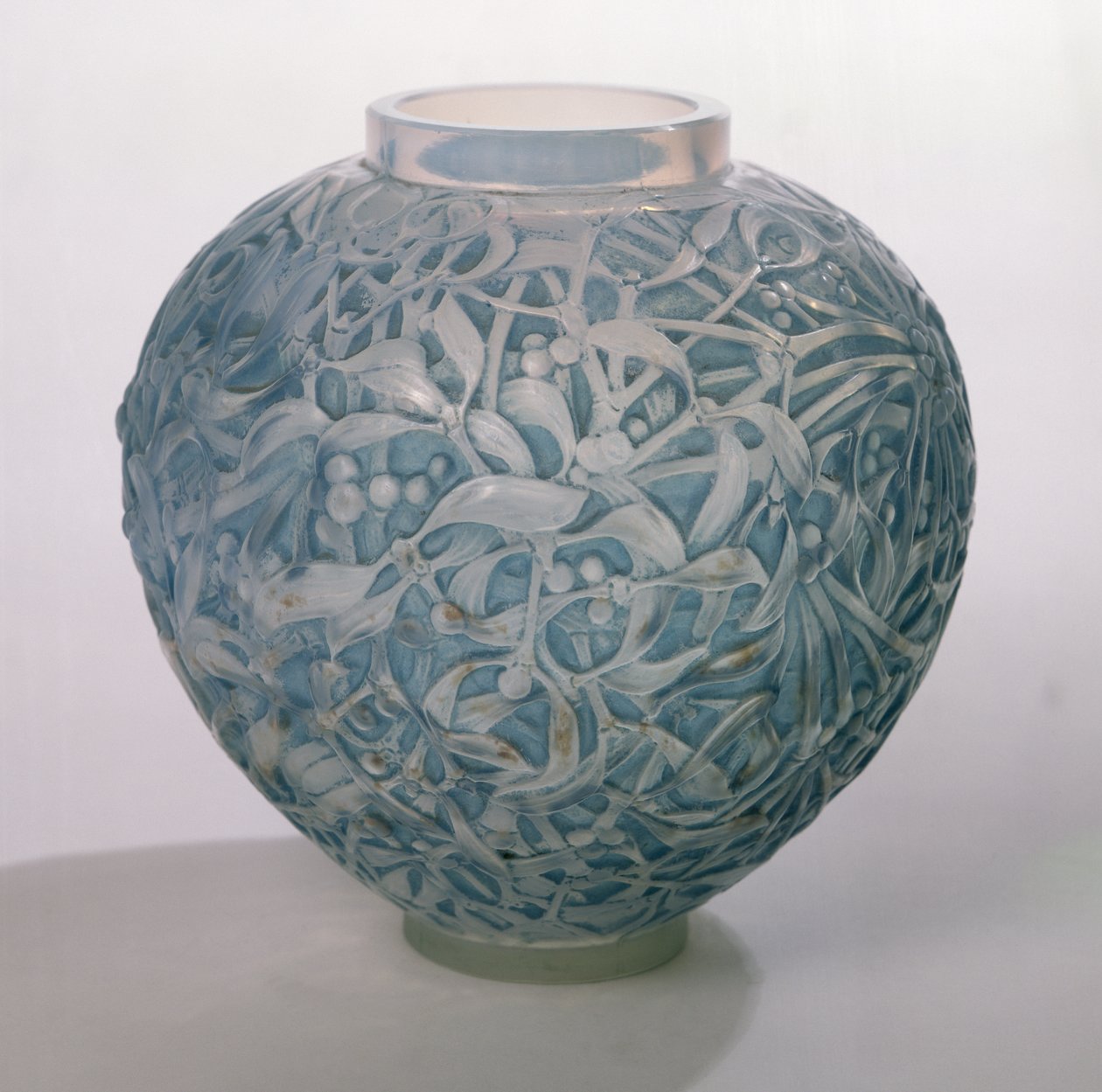 Mistelvas, 1920 (blå patina på opaliserande glas) av Rene Jules Lalique