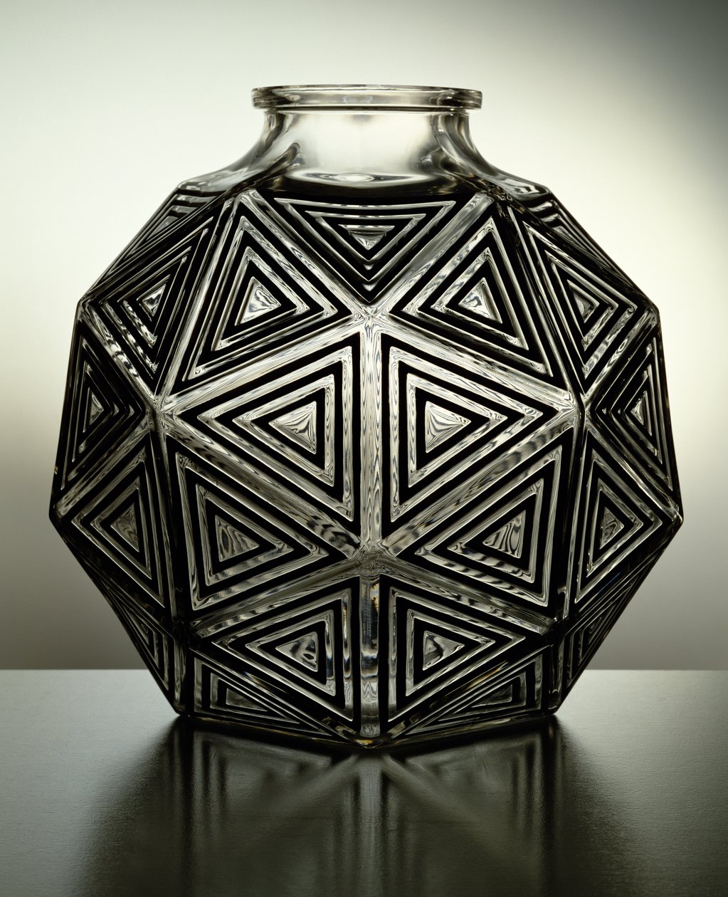 Nanking vas, 1925 (klar och svart emalj på glas) av Rene Jules Lalique