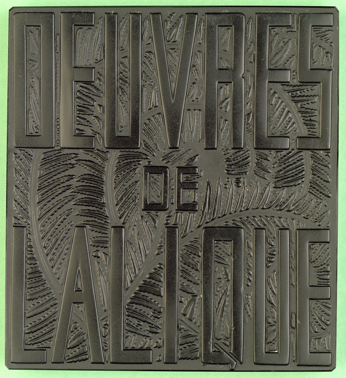"Oeuvres de Lalique", plakett med formgjuten inskription (svart glas) av Rene Jules Lalique