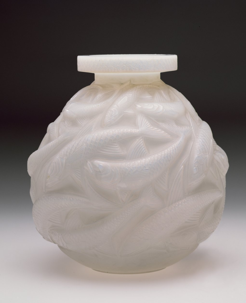 Salmon Vase, 1928 (vitt opaliserande glas) av Rene Jules Lalique
