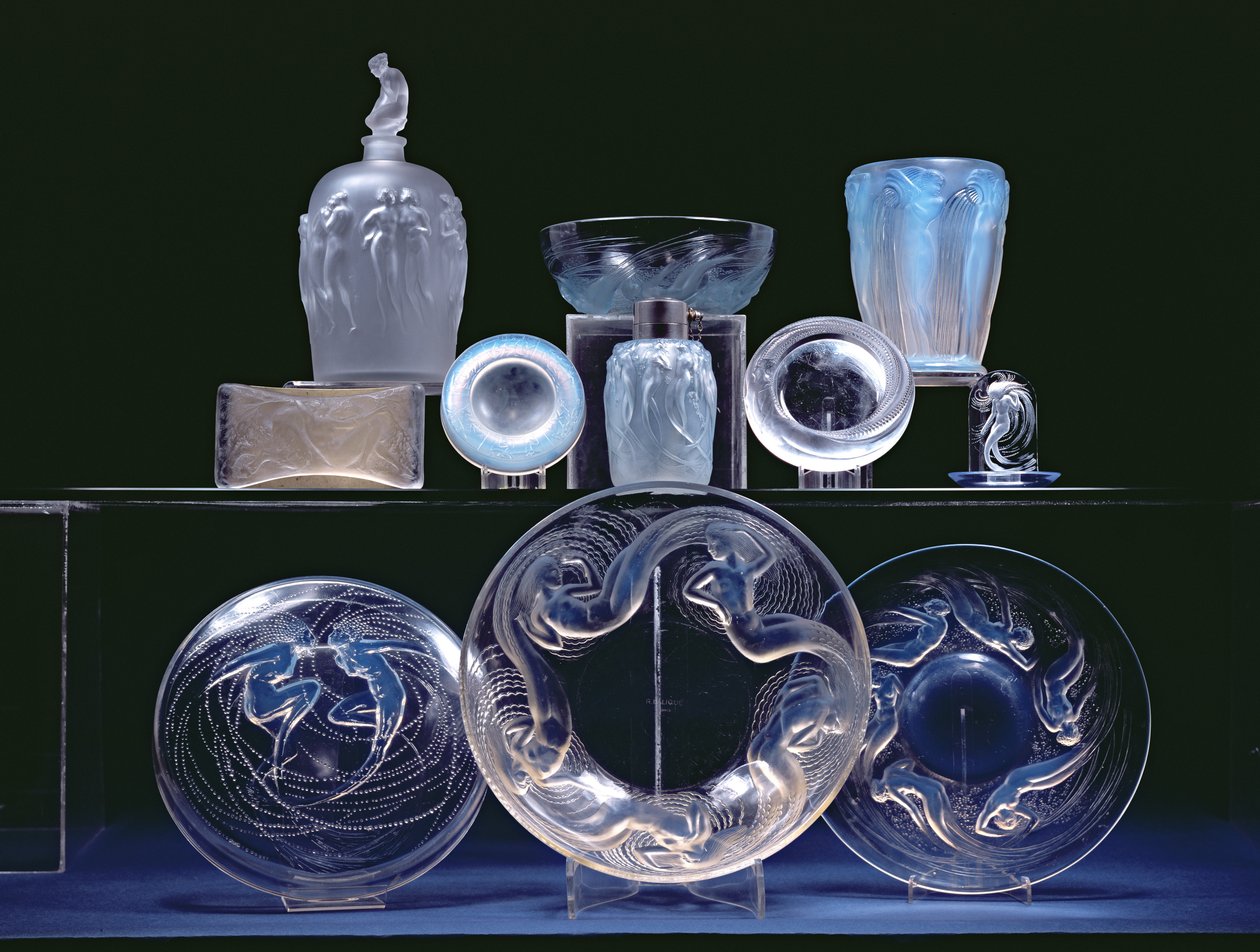 Urval av flaskor, tallrikar och glas (glas) av Rene Jules Lalique