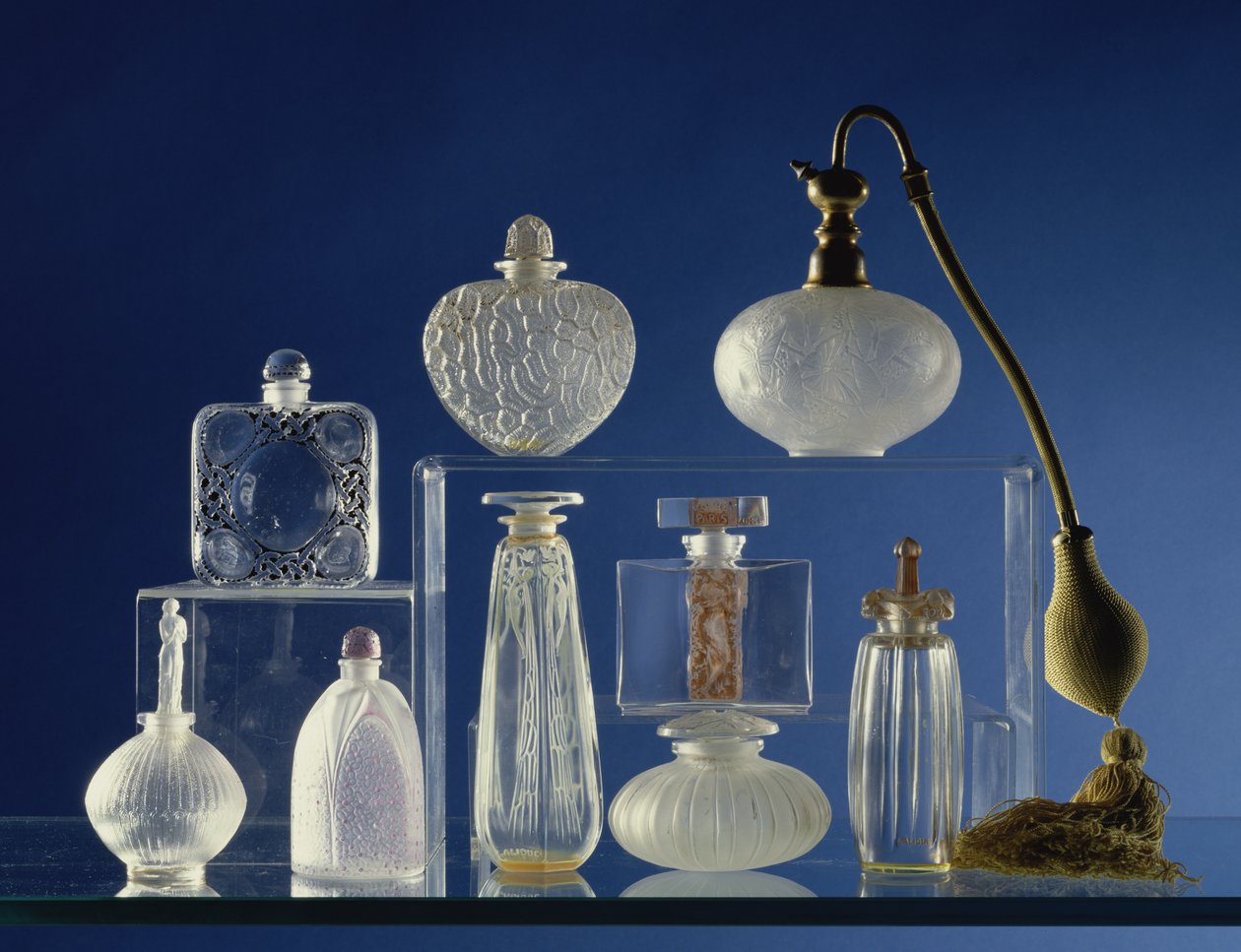 Urval av doftflaskor (glas) av Rene Jules Lalique