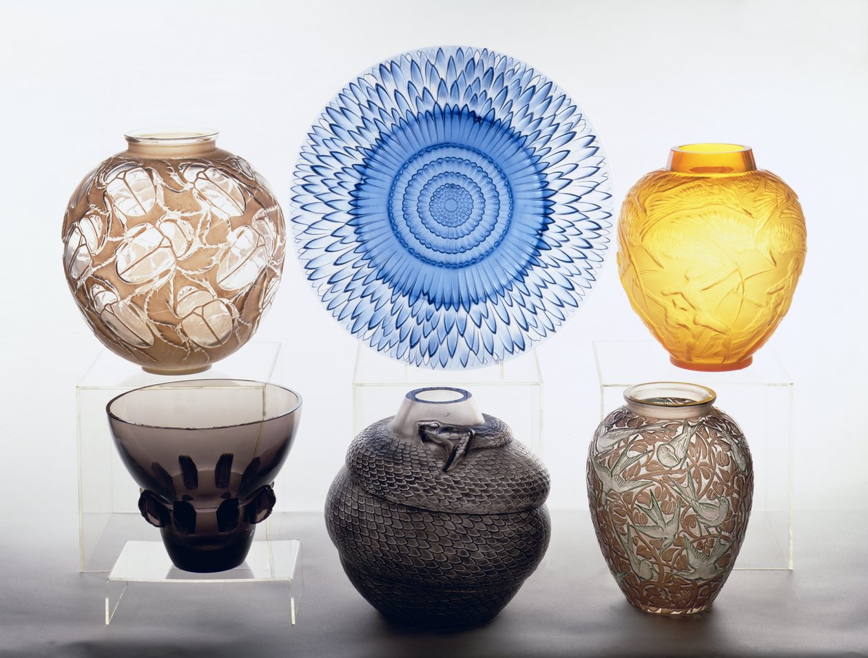 Urval av vaser och en skål (glas) av Rene Jules Lalique
