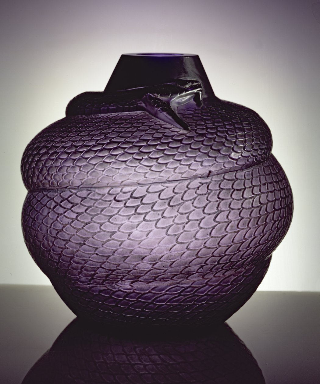 Serpent Vase, 1924 (formblåst lila glas) av Rene Jules Lalique