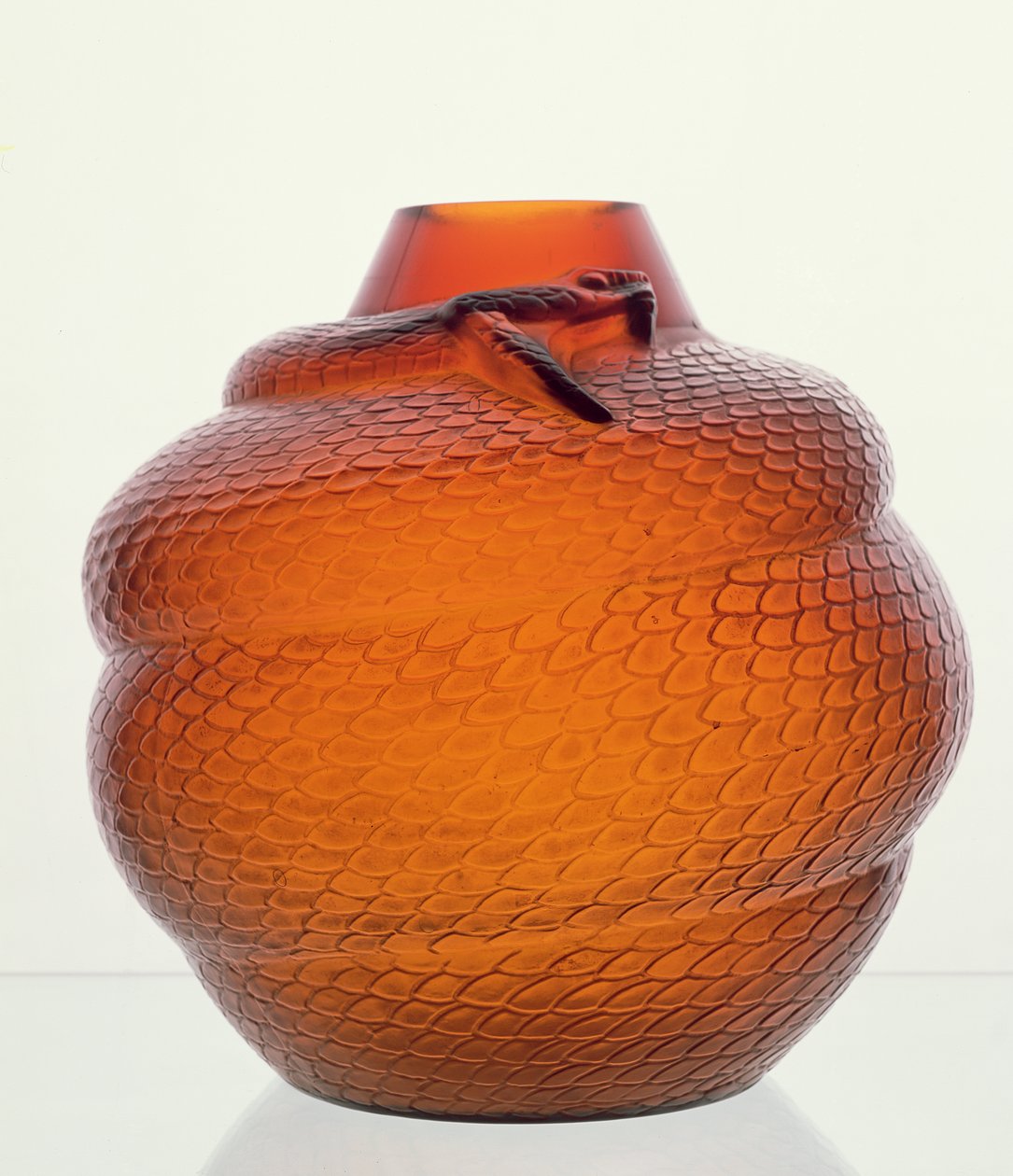 Orm, oviformad bärnstensfärgad glasvas av Lalique av Rene Jules Lalique