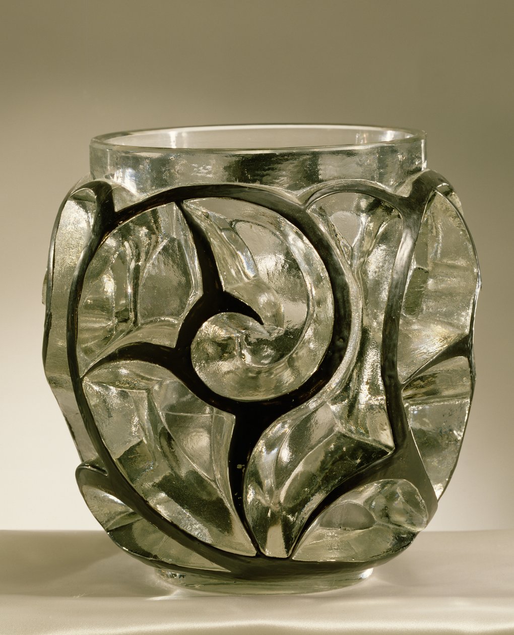Whirlpools Vase, 1926 (pressgjuten svart emalj på klart glas) av Rene Jules Lalique
