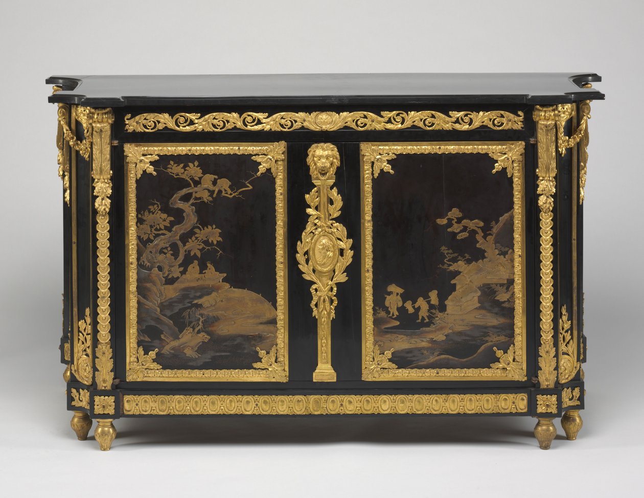 Byrå (Kommode), c.1765-1770 (ebenholtsfaner med paneler i japansk lack, fästen i förgylld brons och skiva i marmor) av Rene Dubois