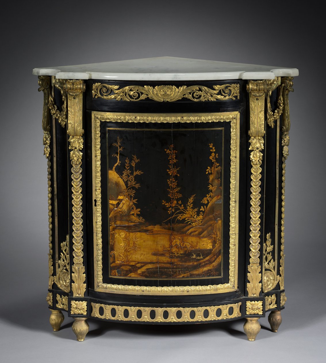 Hörnskåp, ca 1765-1770 (ebenholtsfaner, japansk lack, fästen i förgylld brons) av Rene Dubois