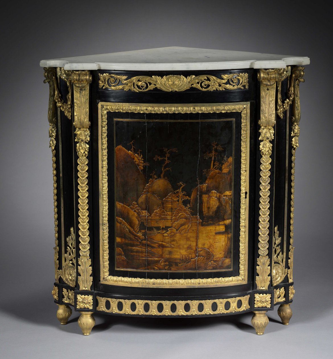Hörnskåp, ca 1765-1770 (ebenholtsfaner, japansk lack, fästen i förgylld brons) av Rene Dubois