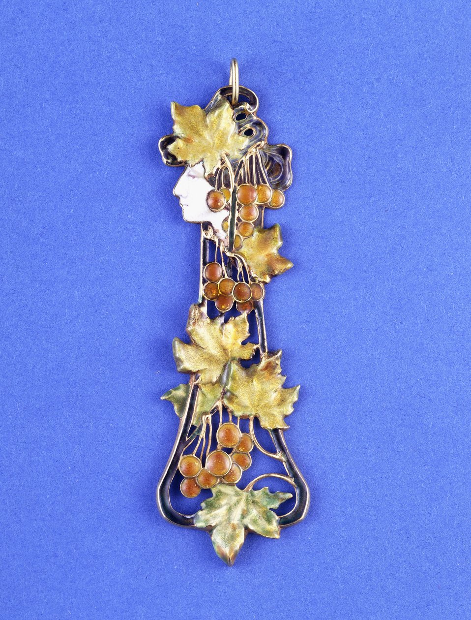 Ett Lalique-hänge, format som ett jugendjungfruhuvud i profil, ca 1900 (metall, emalj) av Rene Jules Lalique