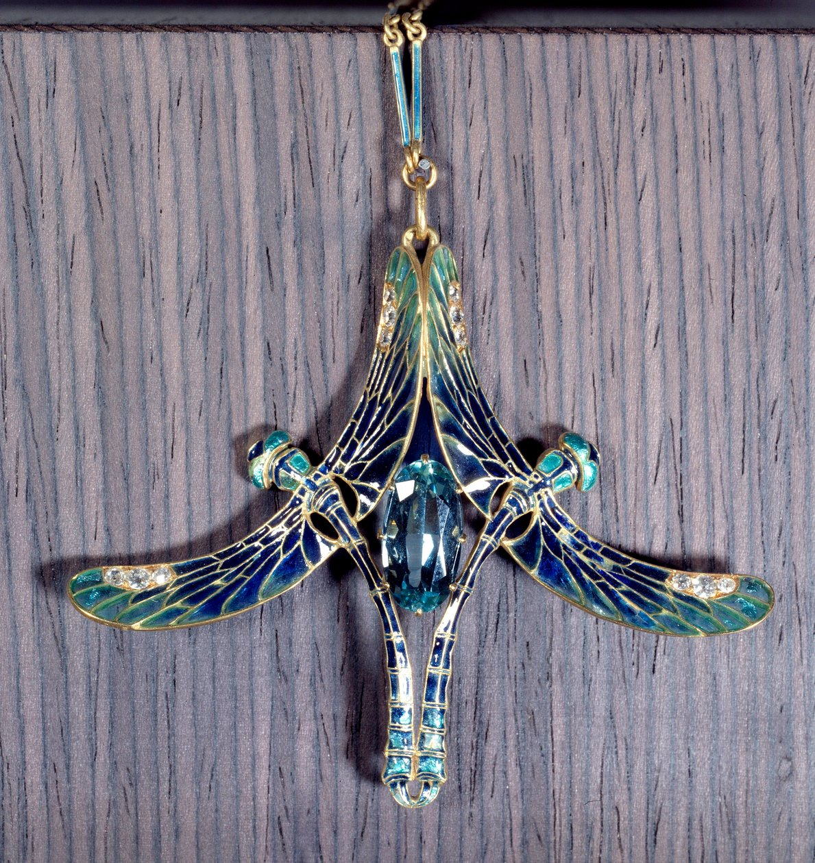 Art Nouveau: hänge "" Dragonfly"" i akvamarin, guld och emalj av Jules Rene Lalique (1860-1945) Paris, Musee d