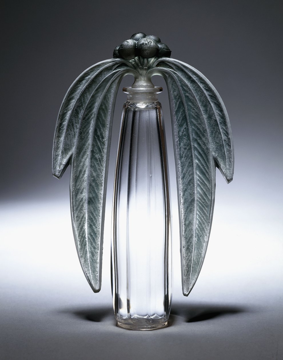Bouchon Eucalyptus, nr 507, ca 1919 (klart, frostat och grönmålat glas) av Rene Jules Lalique