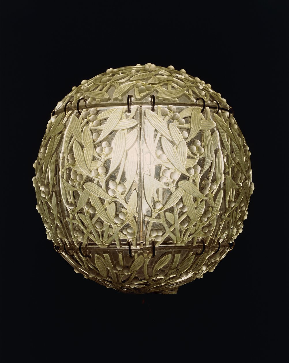 Boule de Gui, en grönbetsad hängande skärm, av Rene Jules Lalique