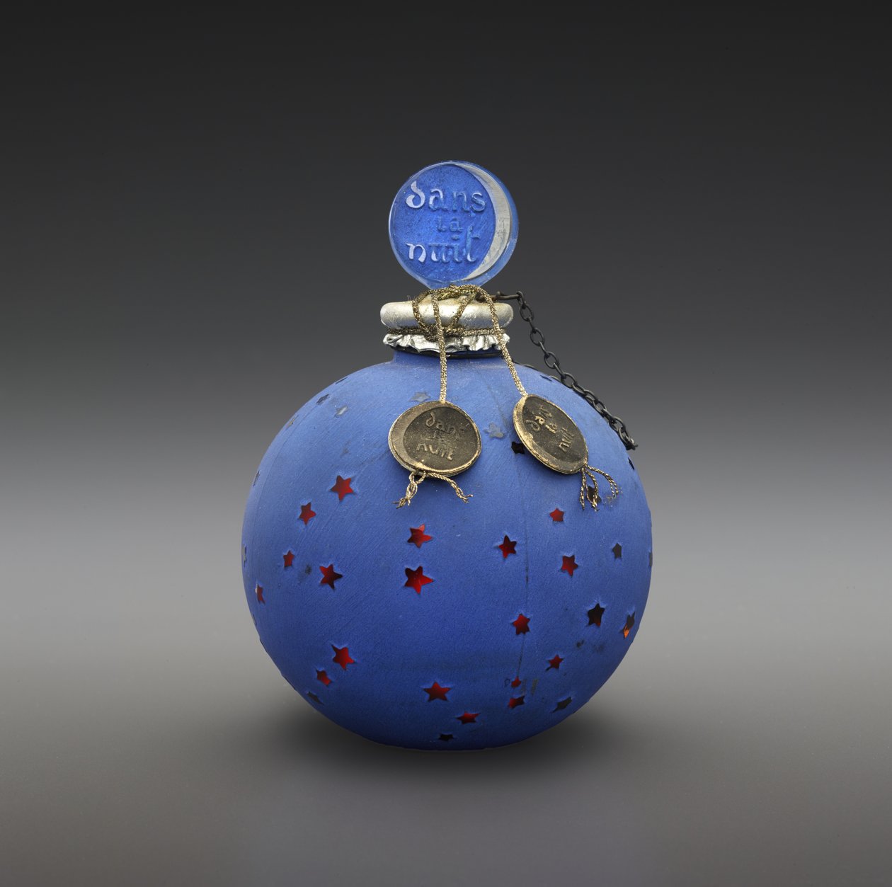 Dans la Nuit, flaska designad 1924, tillverkad ca 1930 (glas, emalj, papper, förgylld och metalltråd) av Rene Jules Lalique