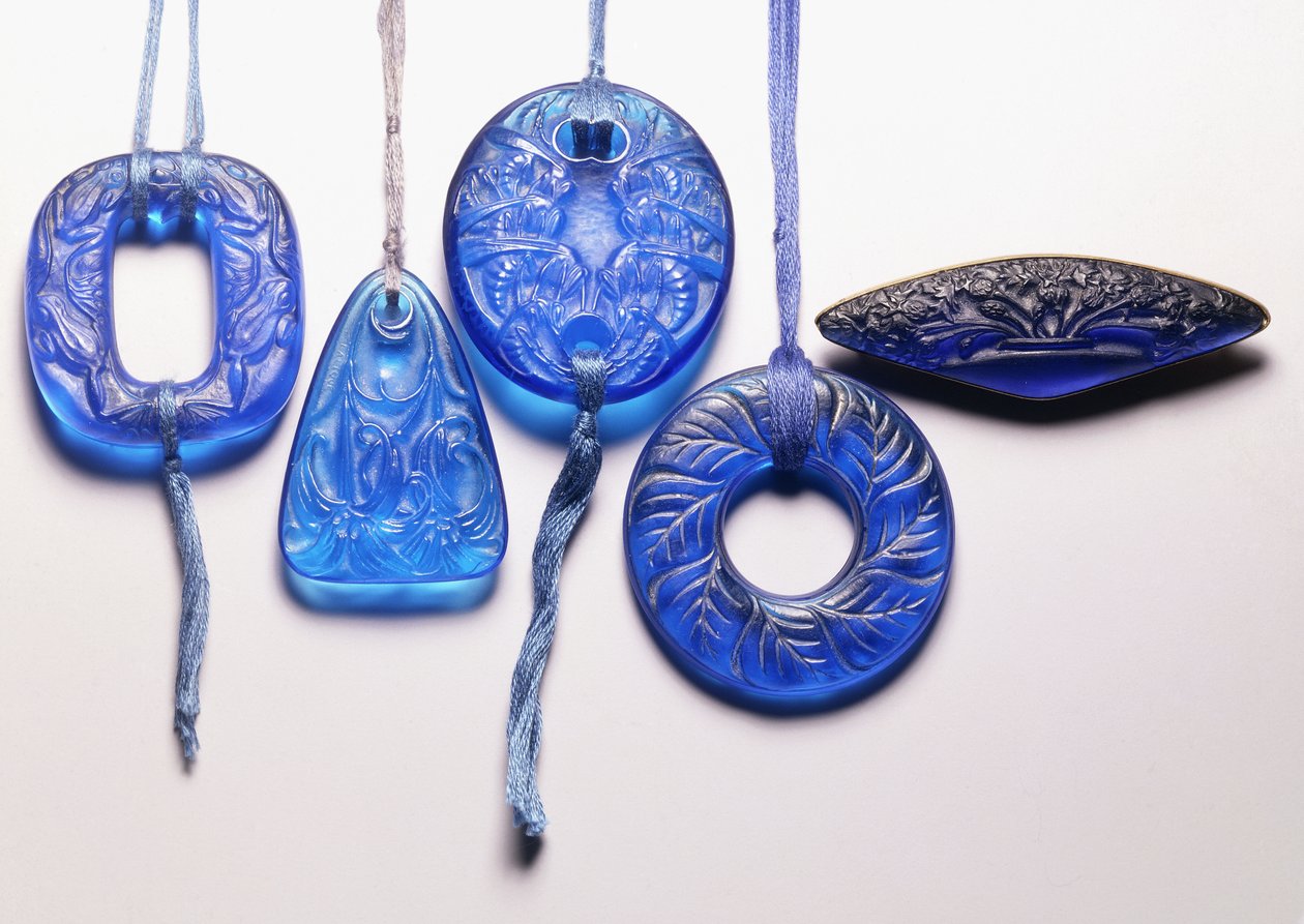 Fyra turkosa glashängen och en glasbrosch monterad i förgylld metall, av Rene Jules Lalique