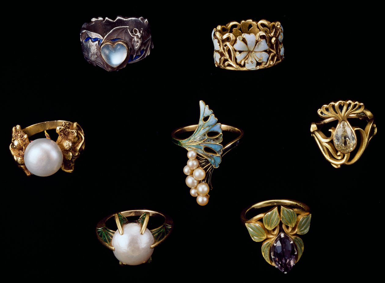 Guld, silver och kopparringar med emalj, opal, pärlor, ametister och briljanta diamanter av Rene Jules Lalique