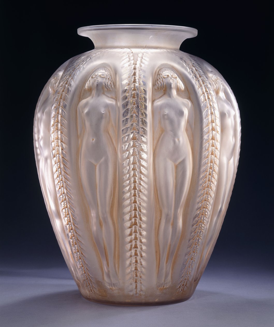 Luxemburg, en monumental vas i formgjuten glas, av Rene Jules Lalique