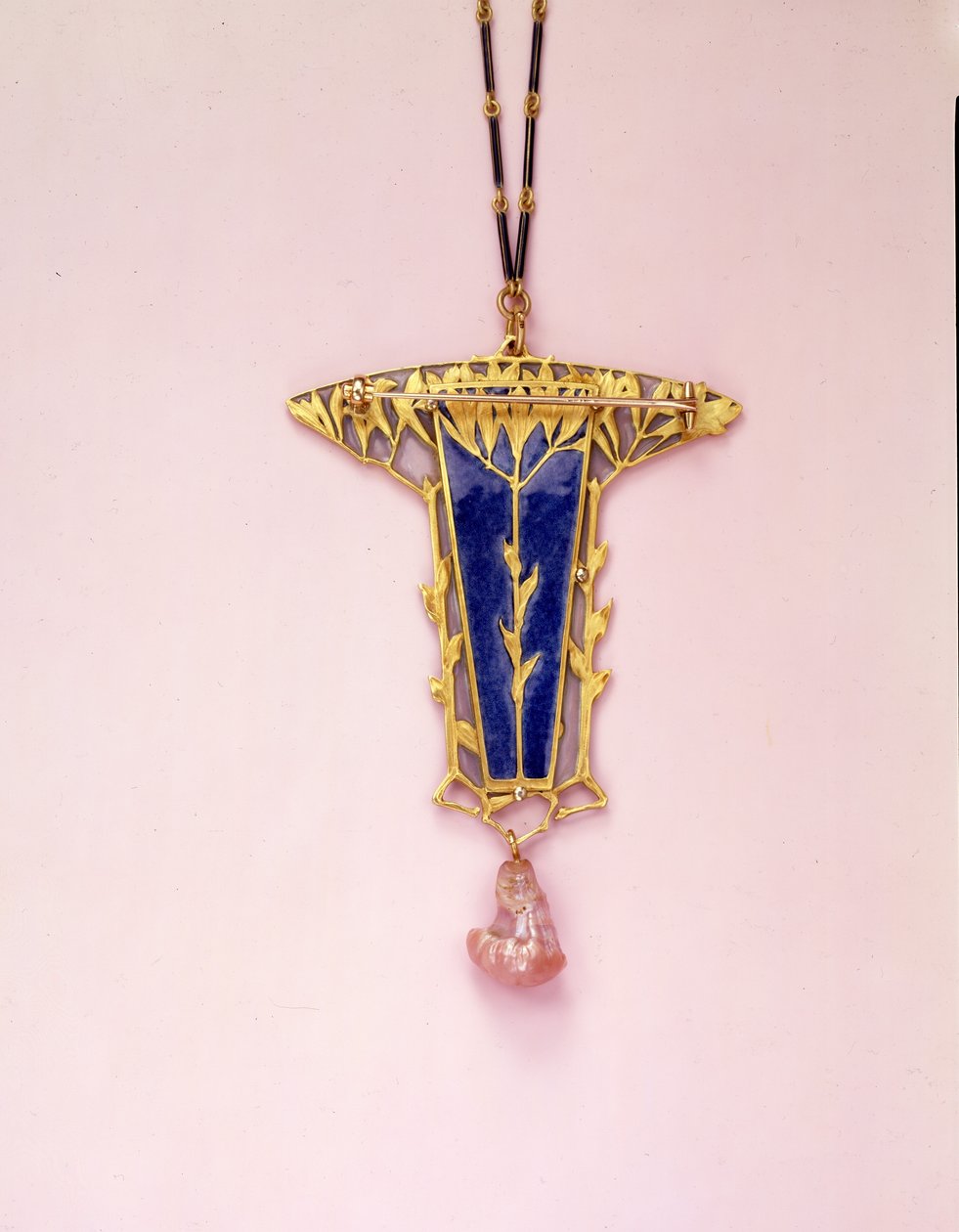 Hängande brosch och kedja (emalj, elfenben, guld och pärla) av Rene Jules Lalique