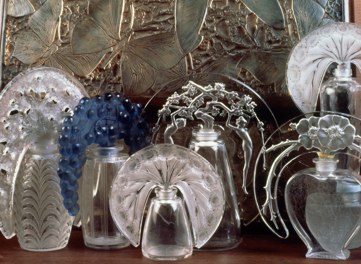 Parfymflakon i glas av Rene Jules Lalique