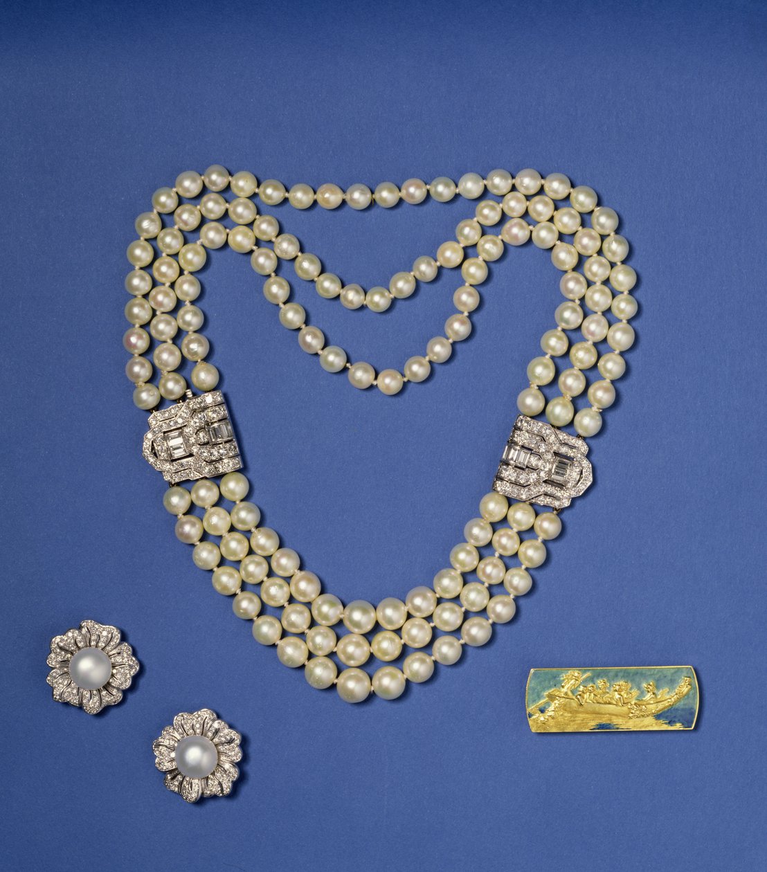 Urval av pärlsmycken: treradigt pärlhalsband med diamantklämmor; boutonformade Southsea odlade pärlörhängen; guld- och emaljbrosch av Lalique, ca 1900 (pärla) av Rene Jules Lalique