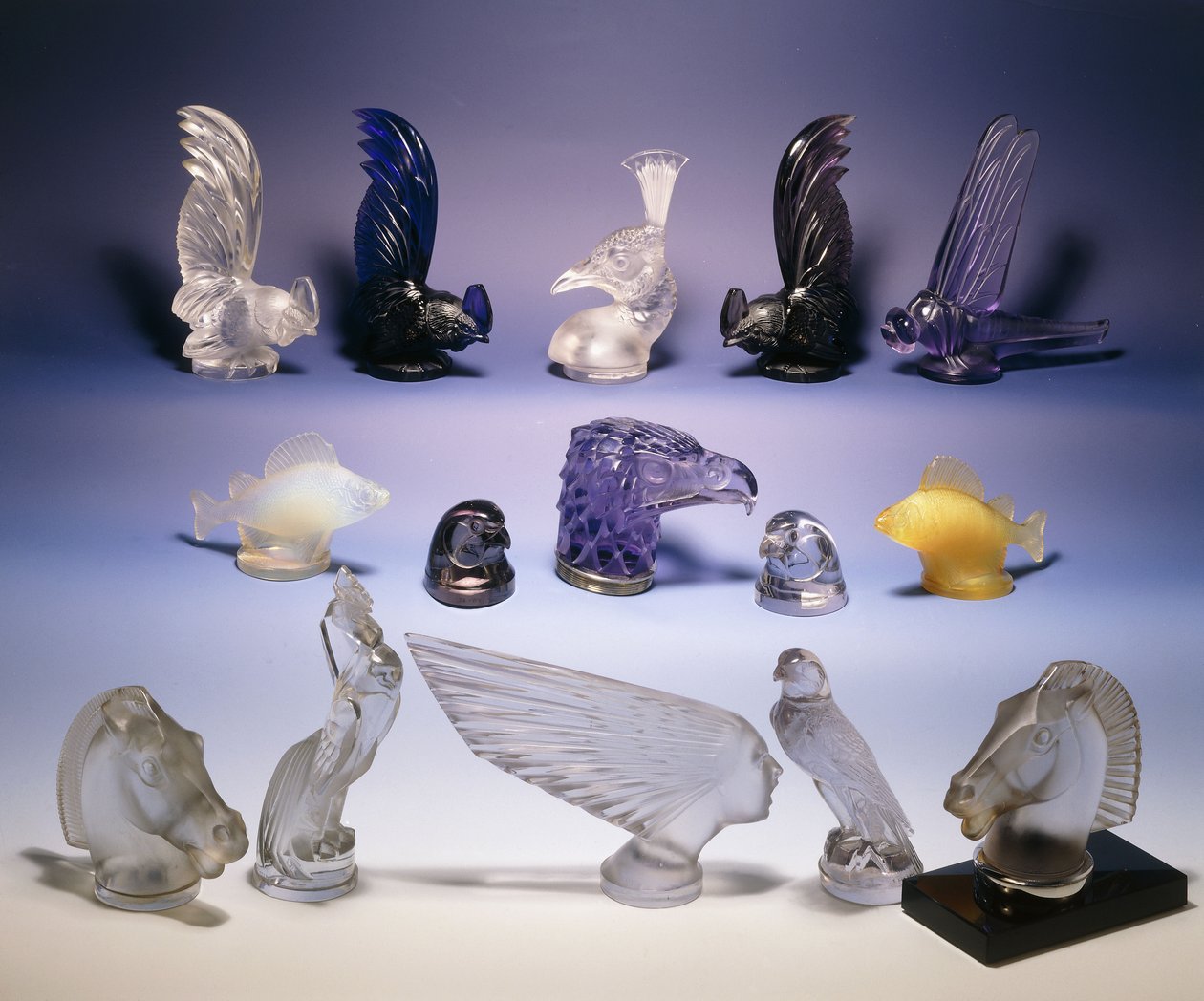 Olika glasbilsmaskotar (av fåglar, fiskar, hästar och ett människohuvud) av Rene Jules Lalique