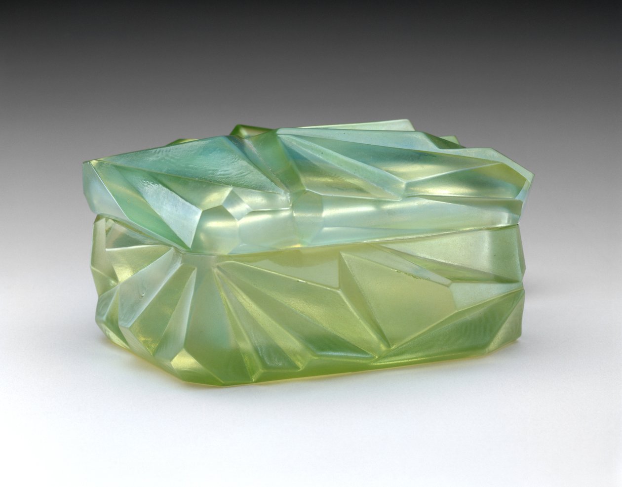 "Ruba Rombic" cigarettlåda, ca. 1929 (opaliserande glas) av Reuben Haley
