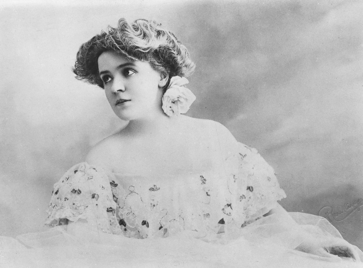 Porträtt av Germaine Gallois av Reutlinger Studio