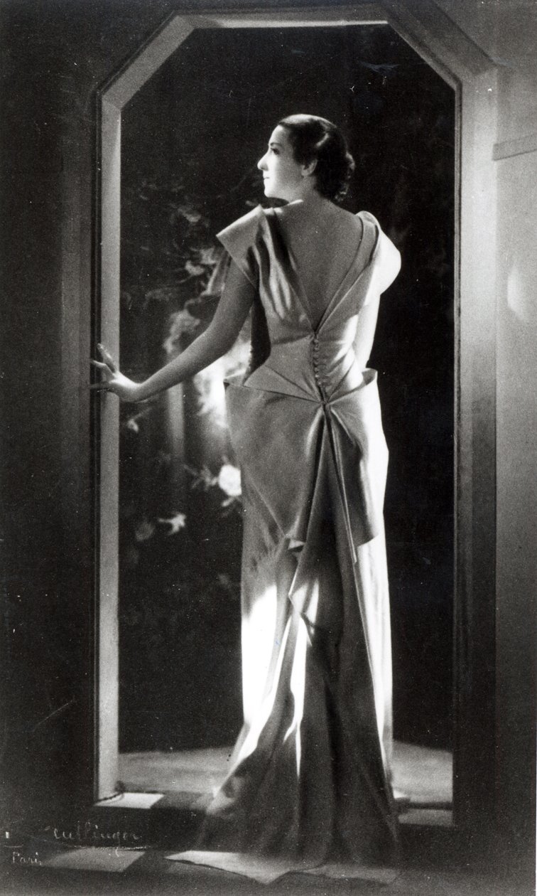 Klänning designad av Madeleine Vionnet (1876-1975) av Reutlinger Studio