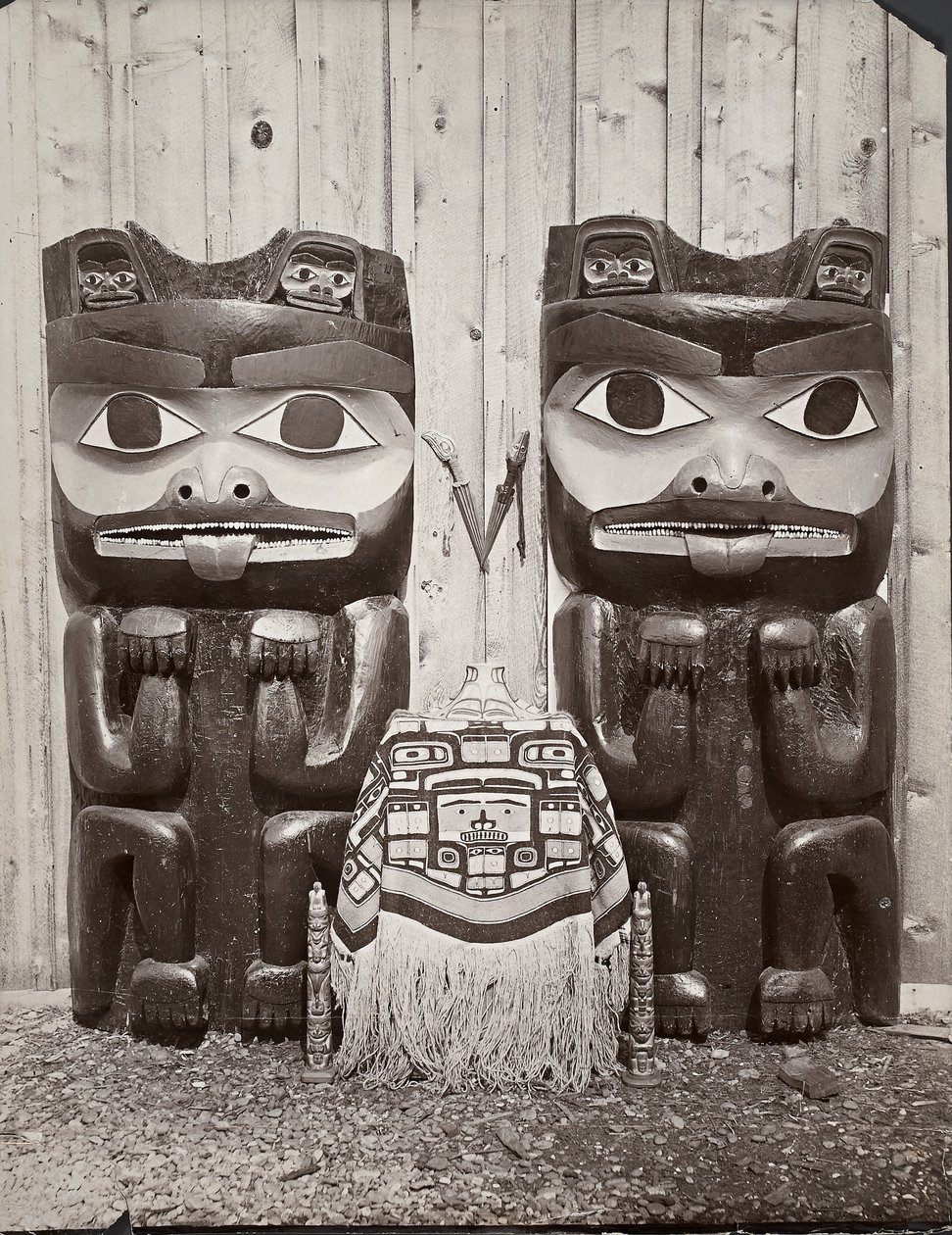 Artefakter, Queen Charlotte Islands, British Columbia (silvertryck av gelatin) av Richard Maynard