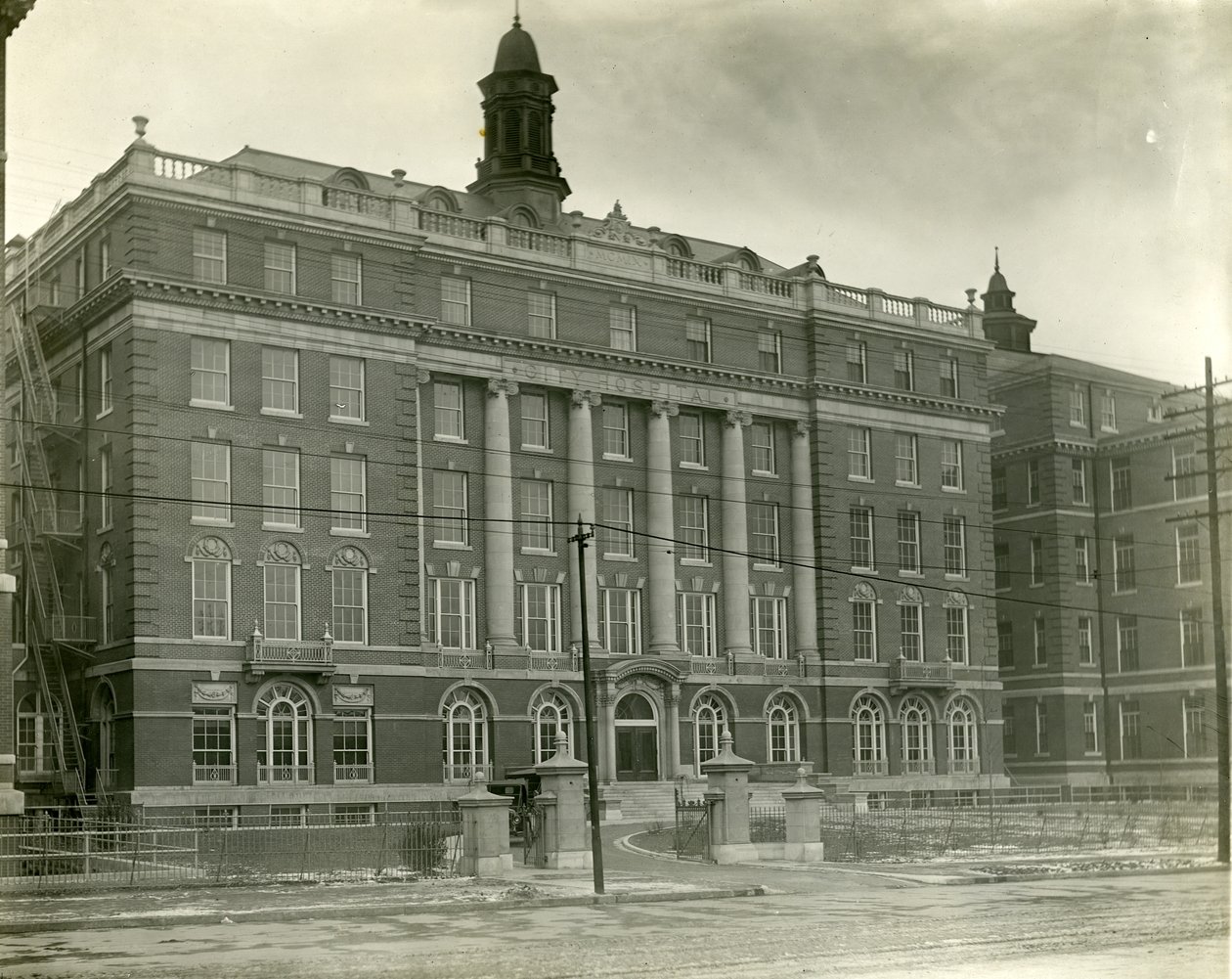 Huvudbyggnaden för City Hospital 1910 av Richard Moore